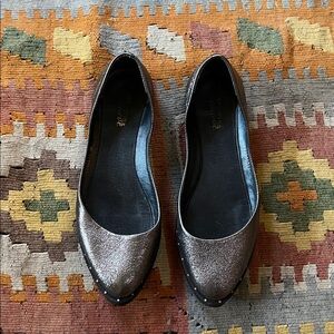 Silver leather flats with grommets - 38 (big 7.5)
